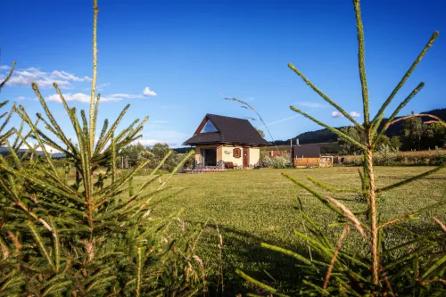 Exterior of Chalúpka Slnečnica – view from the meadow