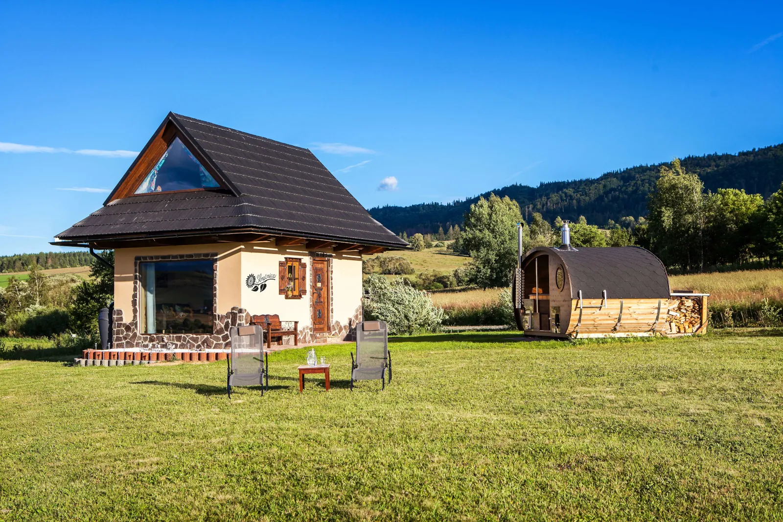 Chalúpka Slnečnica – romantická chalúpka na samote pri Brezne s výhľadom na hory