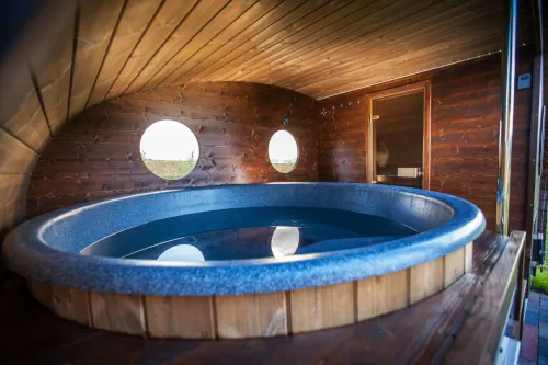 Horúca kaďa vo vnútri wellnessu